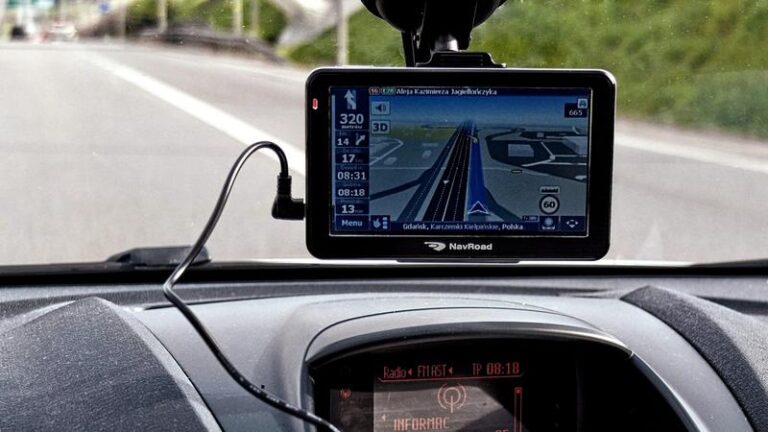 Jaką nawigację do samochodu wybrać, aby nie zgubić się w podróży?