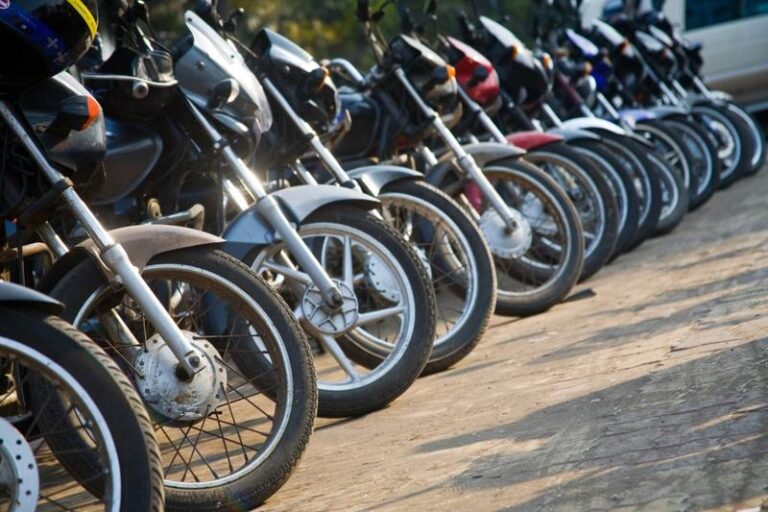 Parkowanie motocyklem na chodniku – co warto wiedzieć?