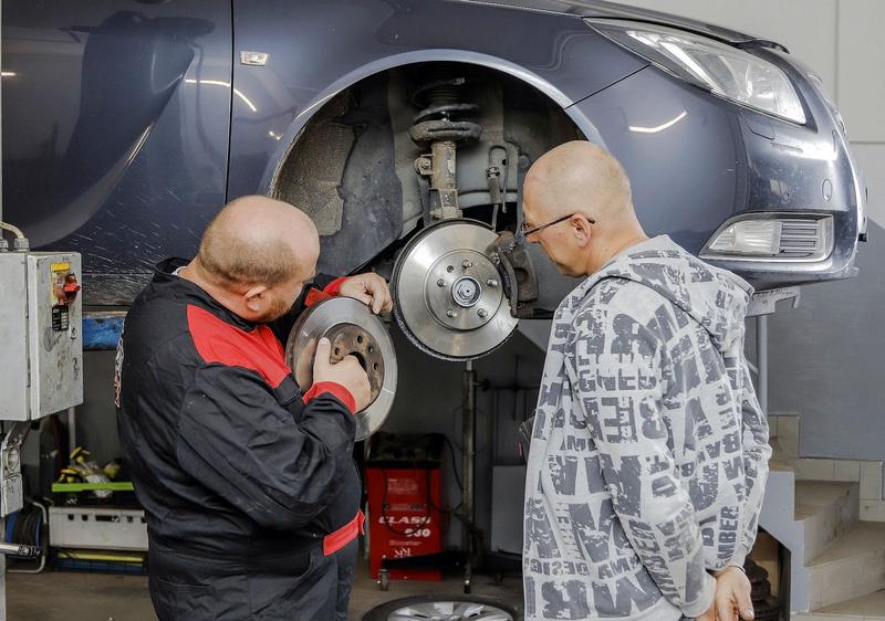 Co może piszczeć w samochodzie? Oto najczęstsze przyczyny i rozwiązania!