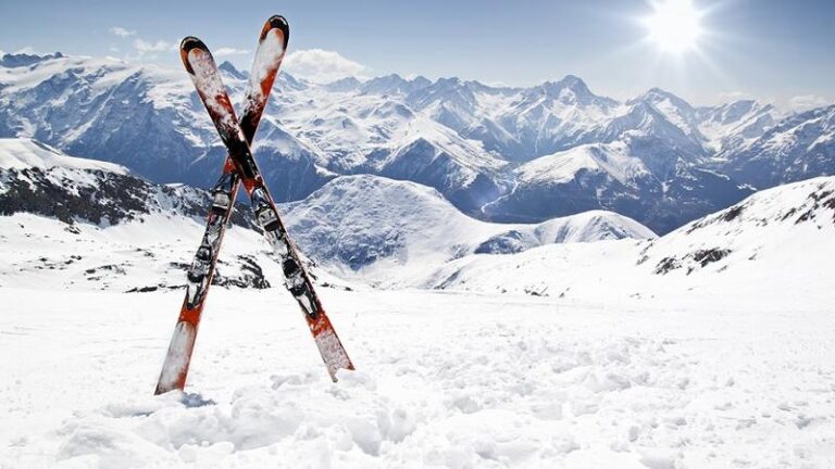 Jak wygodnie przewieźć narty w samochodzie? Praktyczne porady dla narciarzy