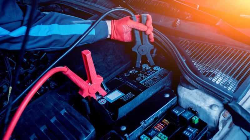 Jak prawidłowo ładować akumulator kablami