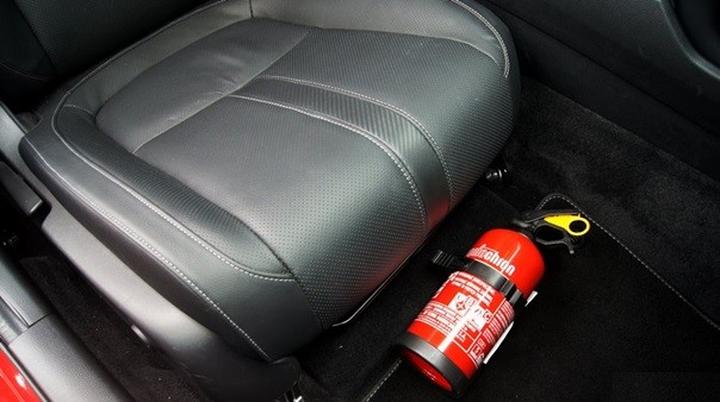 Optymalne miejsca na gaśnicę w aucie