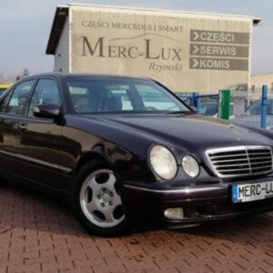 Gdzie szukać akumulatora w Mercedesie W210? Praktyczny przewodnik dla kierowców