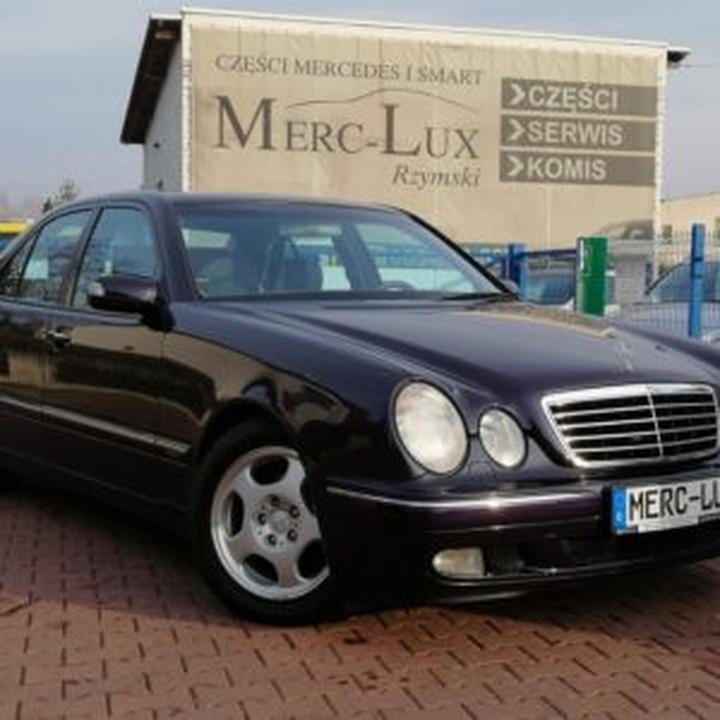 Gdzie szukać akumulatora w Mercedesie W210? Praktyczny przewodnik dla kierowców