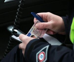 Kiedy grozi nam odebranie prawa jazdy? Kluczowe sytuacje, które warto znać