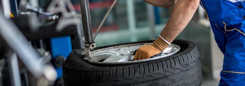 Montaż opon symetrycznych – krok po kroku do idealnego dopasowania