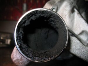 Dlaczego diesel kopci na czarno? Poznaj główne przyczyny problemu