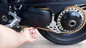 Kiedy zauważyć objawy zużytego łańcucha w motocyklu? Przewodnik dla motocyklistów