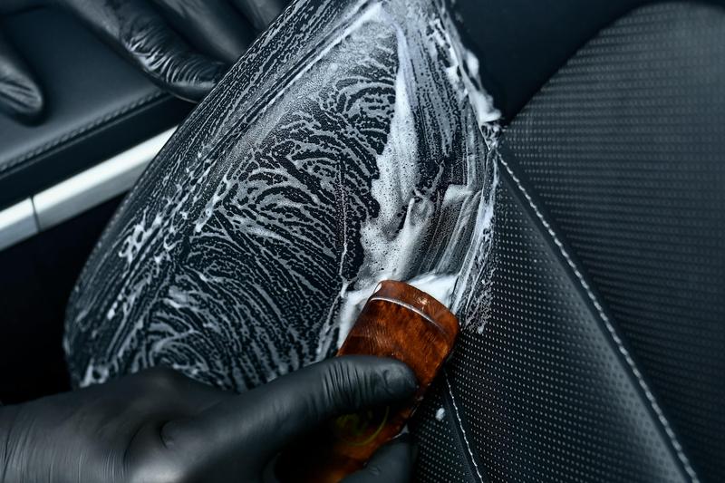 Czyszczenie tapicerki skórzanej w aucie